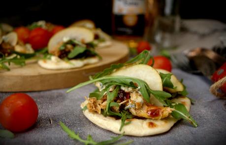 Mini tostas de pan naan con pollo y dátiles, el aperitivo perfecto Mini tostas de pan naan con pollo y dátiles, el aperitivo perfecto