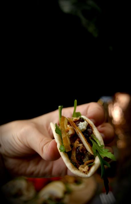 Mini tostas de pan naan con pollo y dátiles, el aperitivo perfecto Mini tostas de pan naan con pollo y dátiles, el aperitivo perfecto