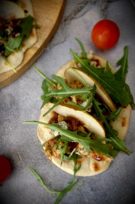 Mini tostas de pan naan con pollo y dátiles, el aperitivo perfecto