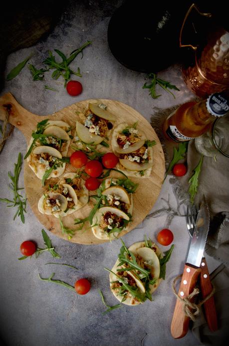 Mini tostas de pan naan con pollo y dátiles, el aperitivo perfecto Mini tostas de pan naan con pollo y dátiles, el aperitivo perfecto
