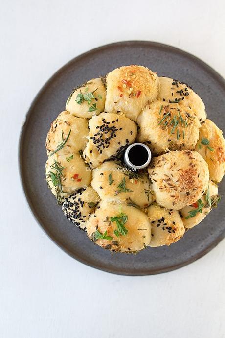 Savory Monkey Bread (Pan de mono salado) Monkey Bread salado con mantequilla, ajo, queso y hierbas y semillas, fácil, delicioso y muy llamativo. Hermoso!. Receta vía www.elgatogoloso.com