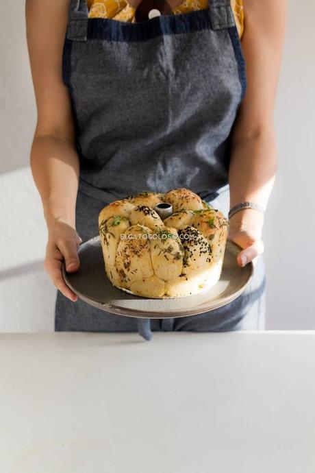 Savory Monkey Bread (Pan de mono salado) Monkey Bread salado con mantequilla, ajo, queso y hierbas y semillas, fácil, delicioso y muy llamativo. Hermoso!. Receta vía www.elgatogoloso.com