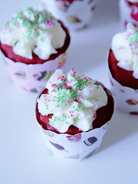 CUPCAKES DE RED VELVET CON FROSTING DE COCO CUPCAKES DE RED VELVET CON FROSTING DE COCO