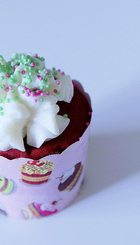 CUPCAKES DE RED VELVET CON FROSTING DE COCO CUPCAKES DE RED VELVET CON FROSTING DE COCO