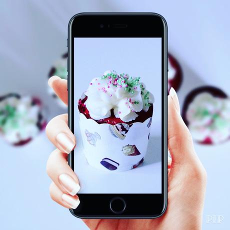 CUPCAKES DE RED VELVET CON FROSTING DE COCO CUPCAKES DE RED VELVET CON FROSTING DE COCO