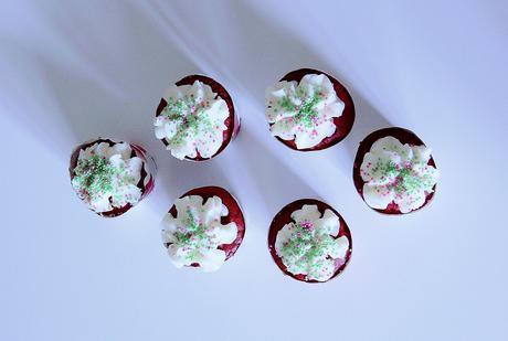 CUPCAKES DE RED VELVET CON FROSTING DE COCO CUPCAKES DE RED VELVET CON FROSTING DE COCO