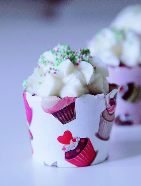 CUPCAKES DE RED VELVET CON FROSTING DE COCO CUPCAKES DE RED VELVET CON FROSTING DE COCO