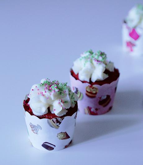 CUPCAKES DE RED VELVET CON FROSTING DE COCO CUPCAKES DE RED VELVET CON FROSTING DE COCO