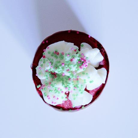 CUPCAKES DE RED VELVET CON FROSTING DE COCO CUPCAKES DE RED VELVET CON FROSTING DE COCO