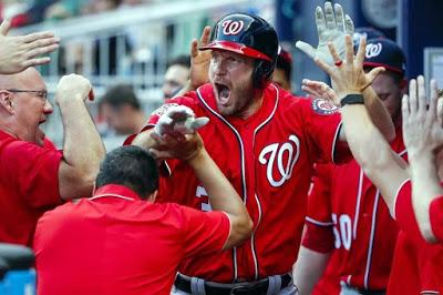 El as de los Nacionales Max Scherzer pegó un sencillo como emergente en la entrada 14