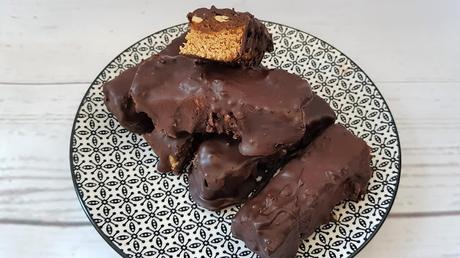 Chocolatinas Snickers veganas de chocolate y cacahuete