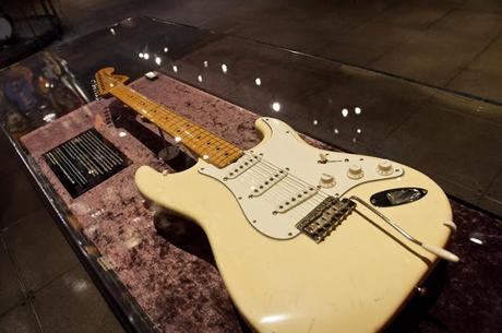 LOS OBJETOS MÁS CAROS DEL MUNDILLO DEL ROCK  Hace poco se subastó la mesa de la cocina en la que se suicidó Ian Curtis (Joy Division) en 1980, la cual finalmente se vendió por algo menos de diez mil euros. Poca cosa comparada con lo que se ha llegado a...