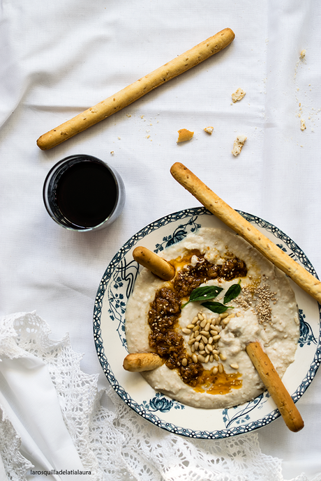 HUMMUS DE ALUBIAS CON PESTO ROSSO HUMMUS DE ALUBIAS CON PESTO ROSSO