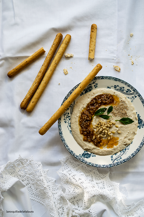 HUMMUS DE ALUBIAS CON PESTO ROSSO