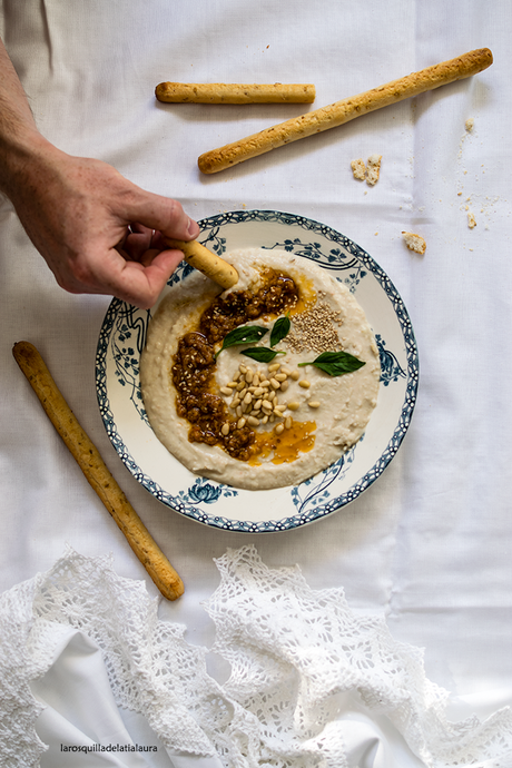 HUMMUS DE ALUBIAS CON PESTO ROSSO HUMMUS DE ALUBIAS CON PESTO ROSSO
