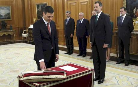 Pedro Sánchez sin Biblia ni crucifijo