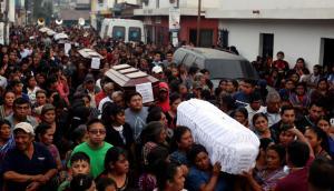 Pastor muere abrazado al púlpito durante la erupción volcánica en Guatemala