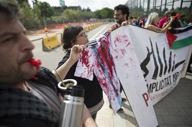 Un grupo de personas se manifiesta frente a la ciudad deportiva Joan Gamper, donde entrena el seleccionado argentino