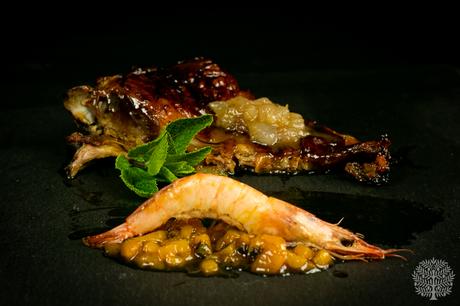 Lechazo con melocotón, menta y gambas marinadas en su jugo