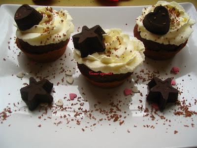 Receta de cupcakes de menta y chocolate con frosting de nata sin lactosa y bombones caseros
