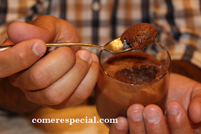 Receta fĂĄcil y deliciosa de mousse de chocolate negro sin lactosa