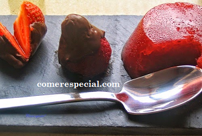 Receta fĂĄcil de fresas baĂąadas de chocolate y gelatina natural de fresas