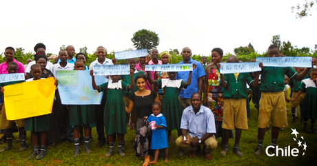 Chilena Camila Valdivia realizó exitosa campaña para mejorar condiciones de escuela en Uganda