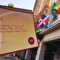 La bandera dominicana ondeo alto en Yantai, China