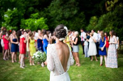 Novia a punto de lanzar el ramo a las mujeres solteras