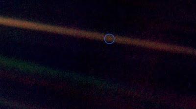 UN PALIDO PUNTO AZUL UN PALIDO PUNTO AZUL