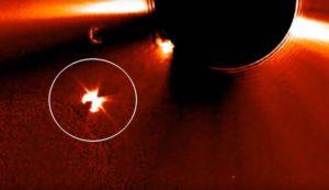 Imágenes de la NASA muestran un objeto 100 veces más grande que la Tierra saliendo del Sol objeto-saliendo-sol-850x491