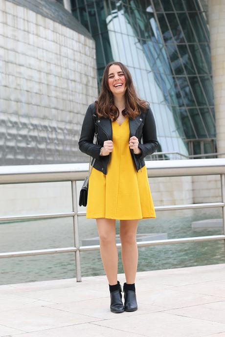 Outfit de entre tiempo con vestido amarillo