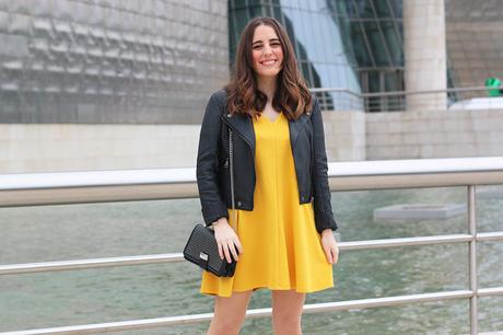 Outfit de entre tiempo con vestido amarillo