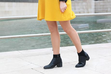 Outfit de entre tiempo con vestido amarillo