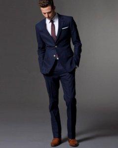 traje azul marino