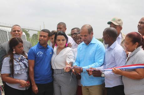 FEDA entrega en Distrito Muncipal de Mena granja de crianza de conejos.