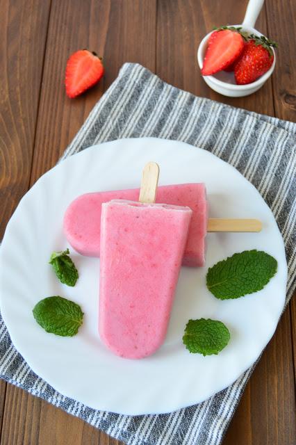 Polos de fresa y plátano Polos de fresa y plátano