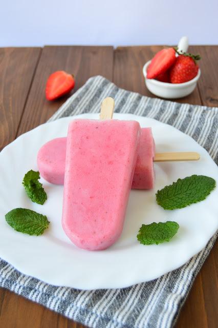 Polos de fresa y plátano Polos de fresa y plátano