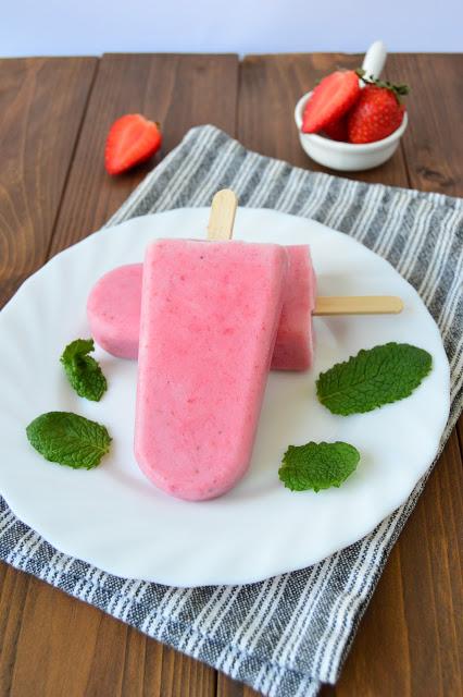 Polos de fresa y plátano Polos de fresa y plátano