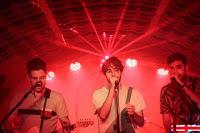 Hey! Bastian en El perro de la parte de atrás del coche