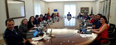 Cambio de tercio: M. Rajoy hace mutis por el foro; Pedro Sánchez aparece en la Moncloa.