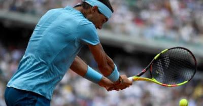 Cambio de tercio: M. Rajoy hace mutis por el foro; Pedro Sánchez aparece en la Moncloa.