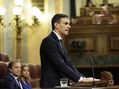 Cambio de tercio: M. Rajoy hace mutis por el foro; Pedro Sánchez aparece en la Moncloa.