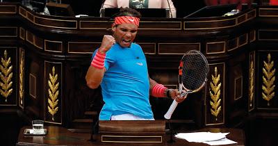 Cambio de tercio: M. Rajoy hace mutis por el foro; Pedro Sánchez aparece en la Moncloa.