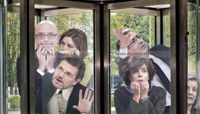 Cambio de tercio: M. Rajoy hace mutis por el foro; Pedro Sánchez aparece en la Moncloa.