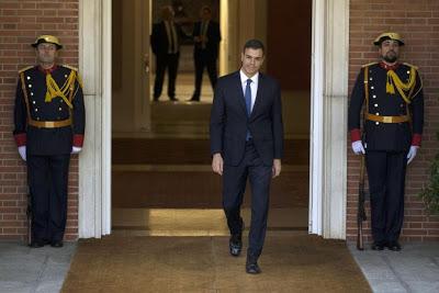 Cambio de tercio: M. Rajoy hace mutis por el foro; Pedro Sánchez aparece en la Moncloa.