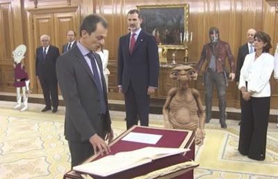 Cambio de tercio: M. Rajoy hace mutis por el foro; Pedro Sánchez aparece en la Moncloa.