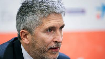 Cambio de tercio: M. Rajoy hace mutis por el foro; Pedro Sánchez aparece en la Moncloa.