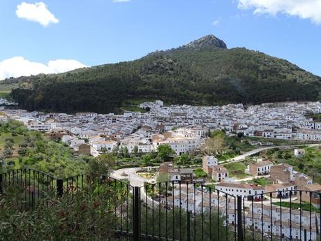 El Gastor pueblo blanco sierra montaña verde cadiz andalucia