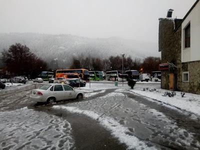 Varados en San Martin de los Andes por la nieve nadie se hace cargo
